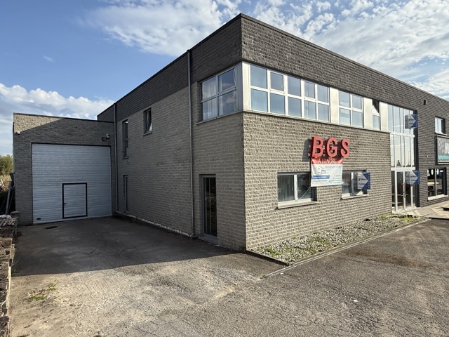 VASTE ENSEMBLE IMMOBILIER DANS UN ZONING INDUSTRIEL