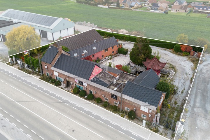 Ensemble commercial + habitation à vendre à Leval-Trahegnies