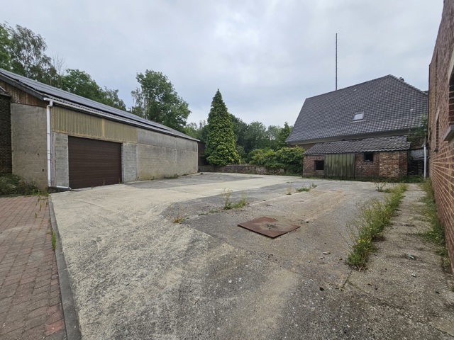 SPACIEUX ENTREPÔT SECURISE SITUE AU CALME