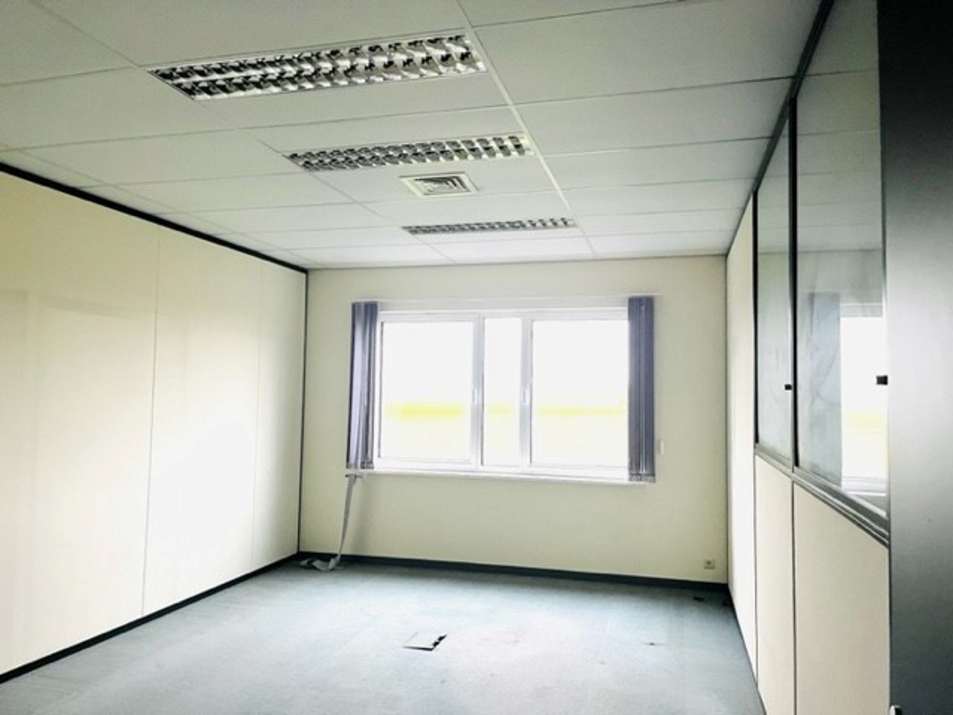 TO LET - OFFICE BUILDING - ZAVENTEM - 3.000 EUR/MONTH