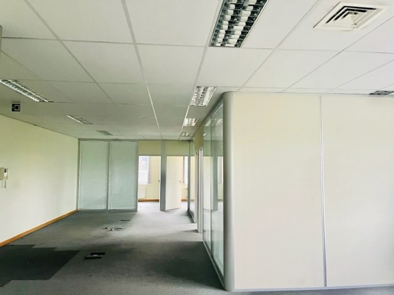 TO LET - OFFICE BUILDING - ZAVENTEM - 3.000 EUR/MONTH