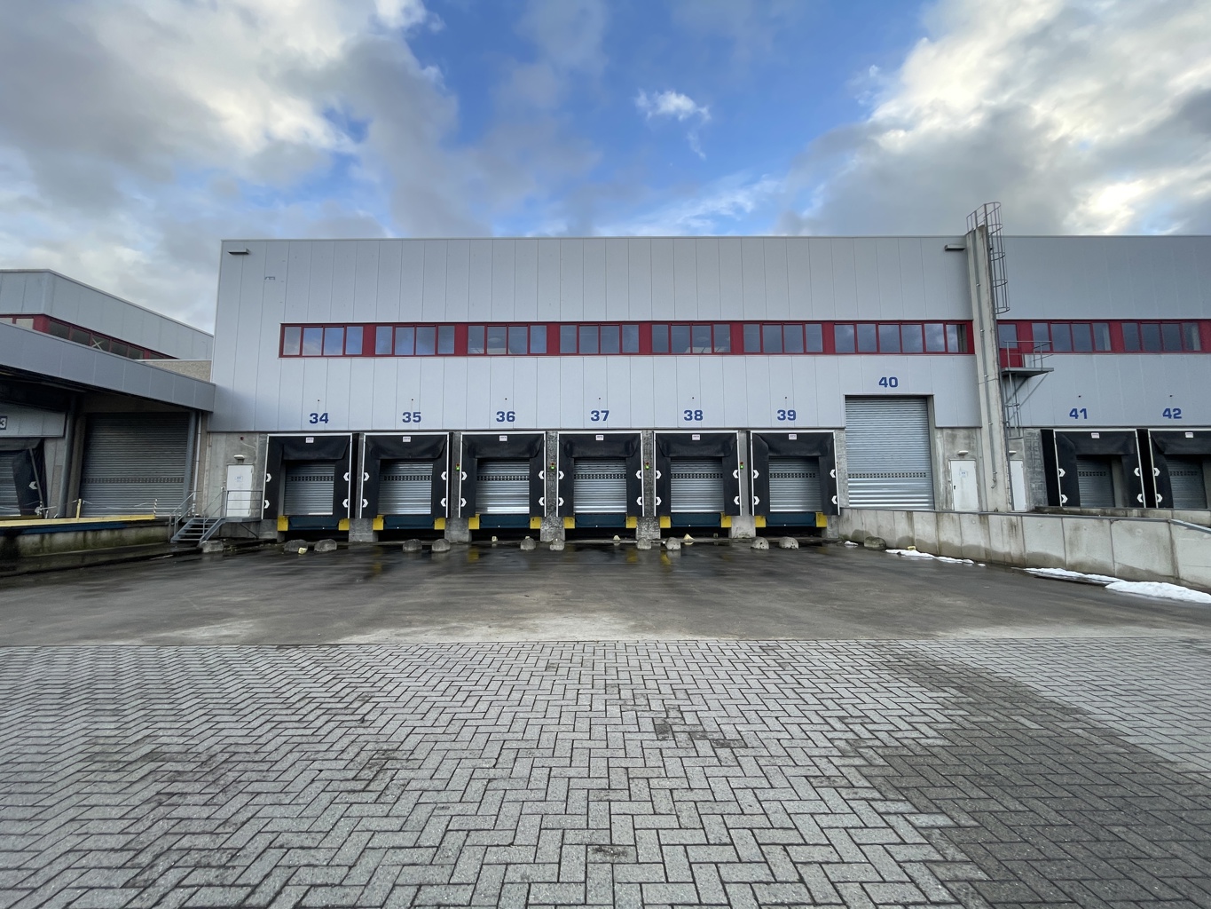 A LOUER ENTREPÔT A GENK