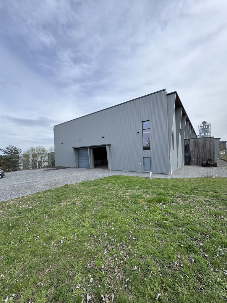 A LOUER - Vaux-Chavanne (Manhay) - Immeuble semi-industriel