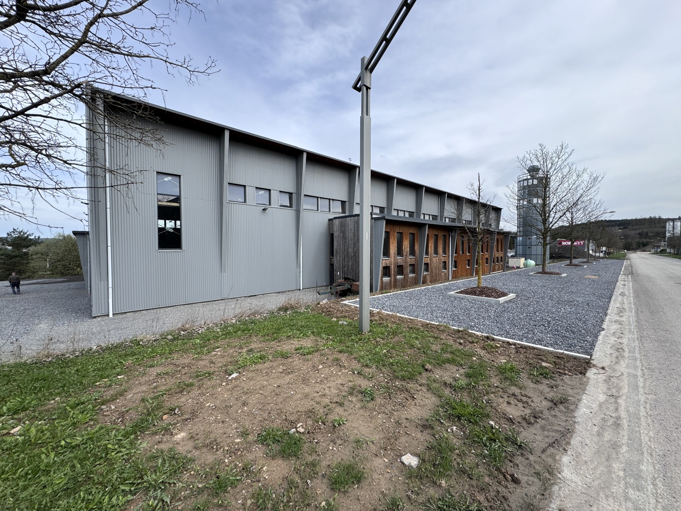 A LOUER - Vaux-Chavanne (Manhay) - Immeuble semi-industriel