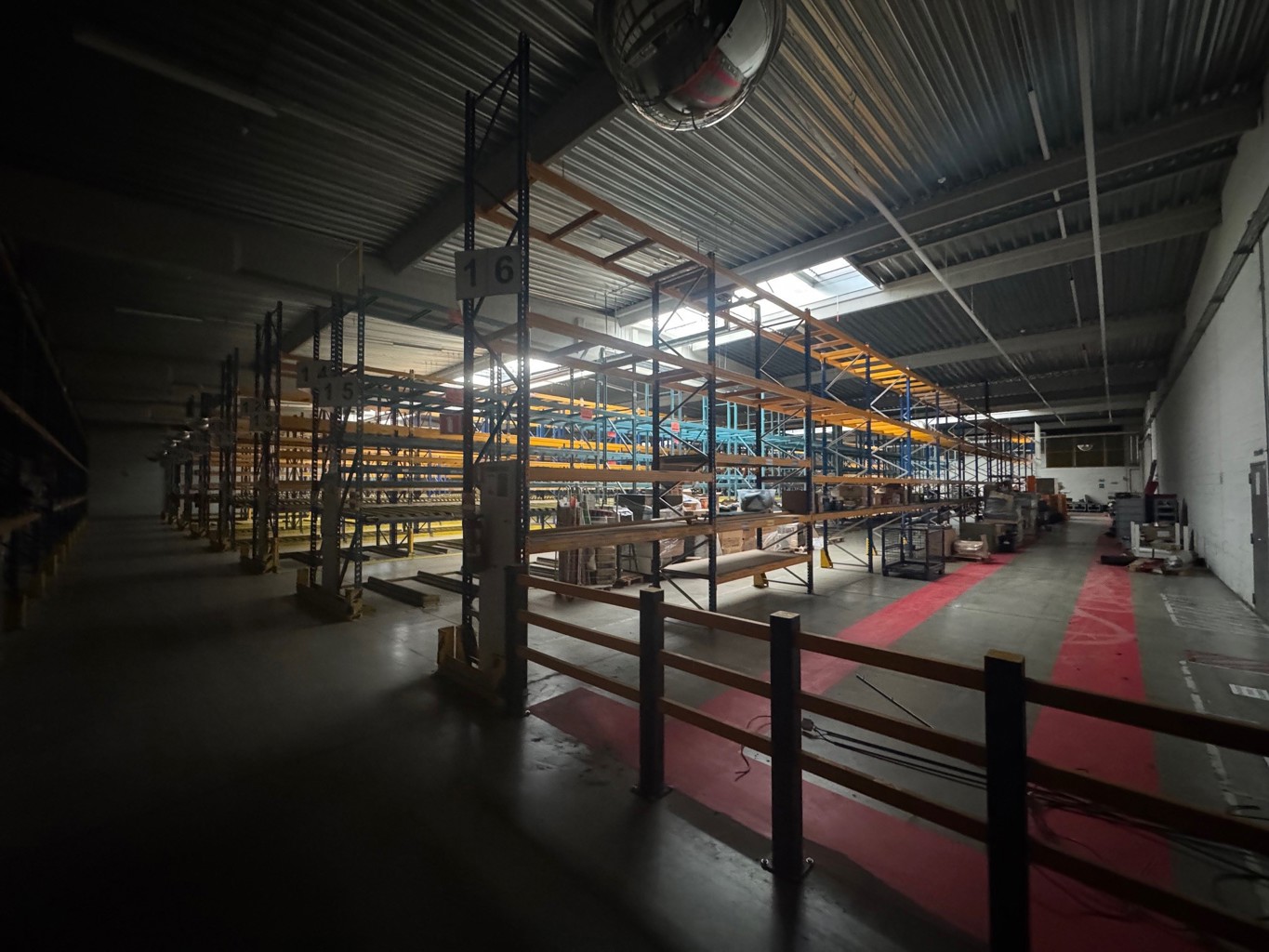 A LOUER - WAUTHIER-BRAINE - IMMEUBLE INDUSTRIEL