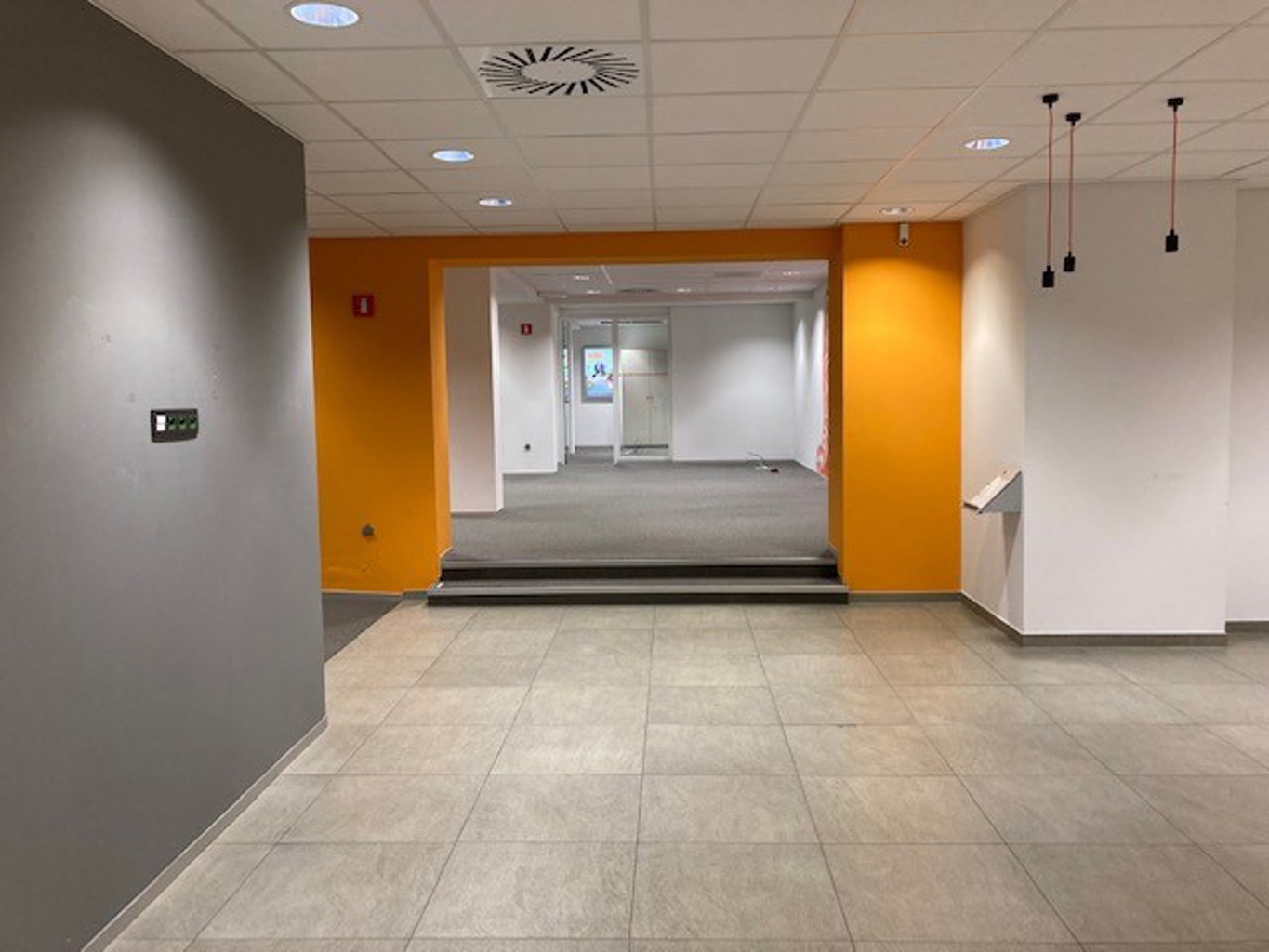 TE KOOP - KANTOREN / COMMERCIELE HANDELSRUIMTE - MOL