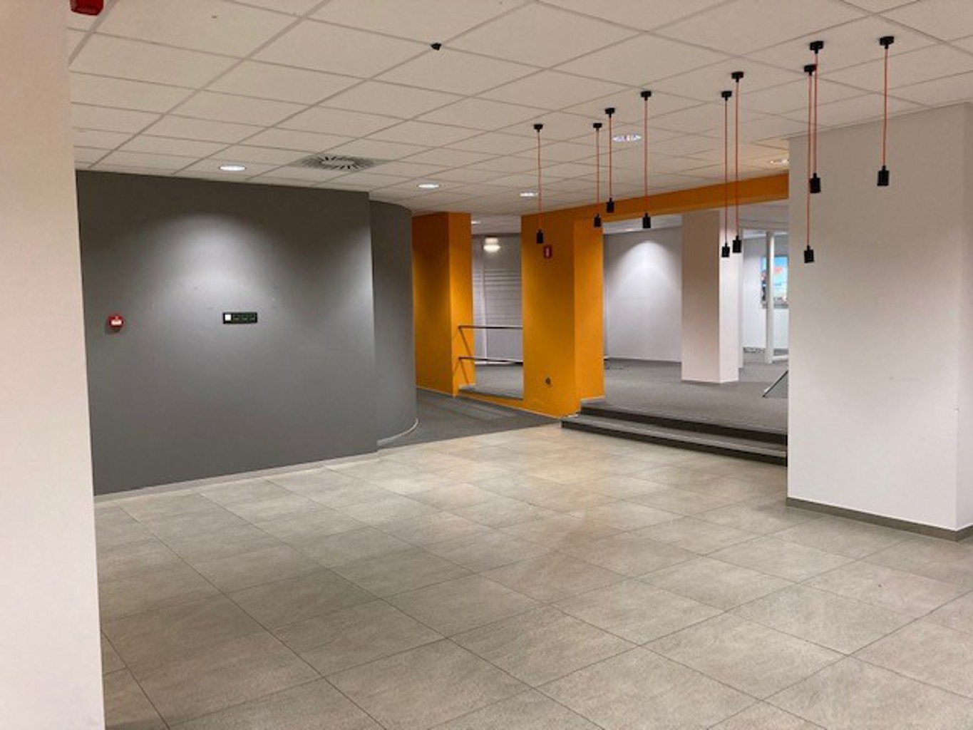 TE KOOP - KANTOREN / COMMERCIELE HANDELSRUIMTE - MOL