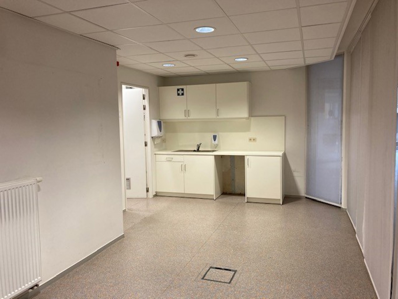 TE KOOP - KANTOREN / COMMERCIELE HANDELSRUIMTE - MOL