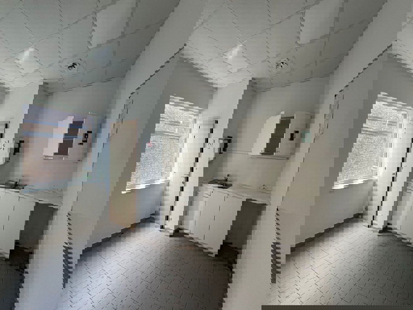 TE KOOP - KANTOREN/COMMERCIELE HANDELSRUIMTE - BRUGGE