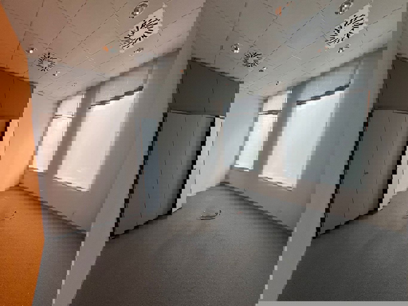 TE KOOP - KANTOREN/COMMERCIELE HANDELSRUIMTE - BRUGGE