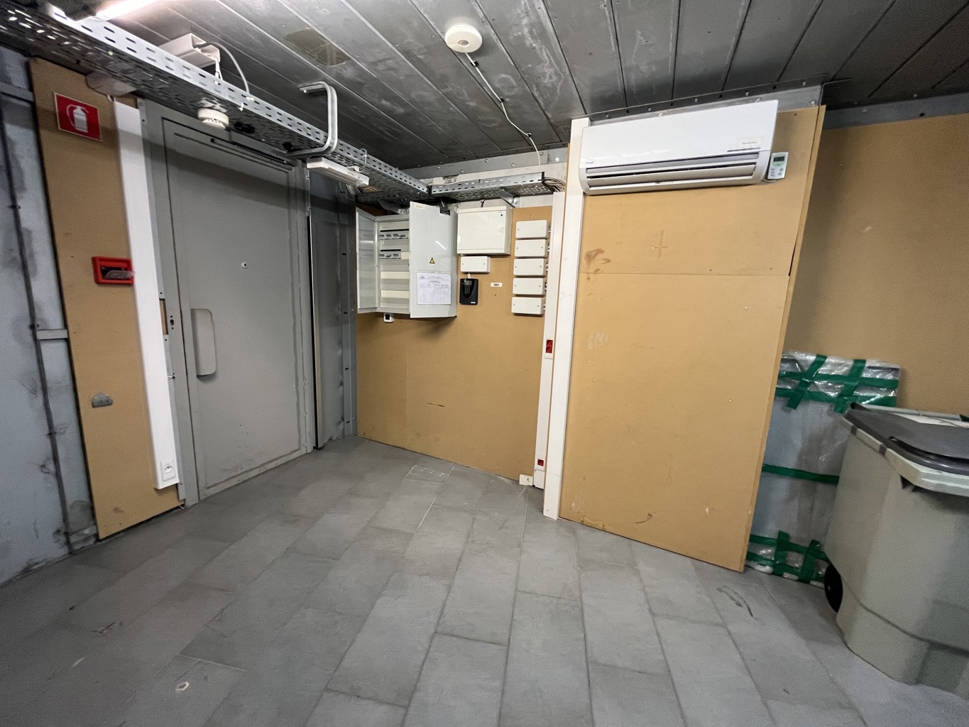 A VENDRE - BUREAUX / ESPACE COMMERCIAL - BOUILLON