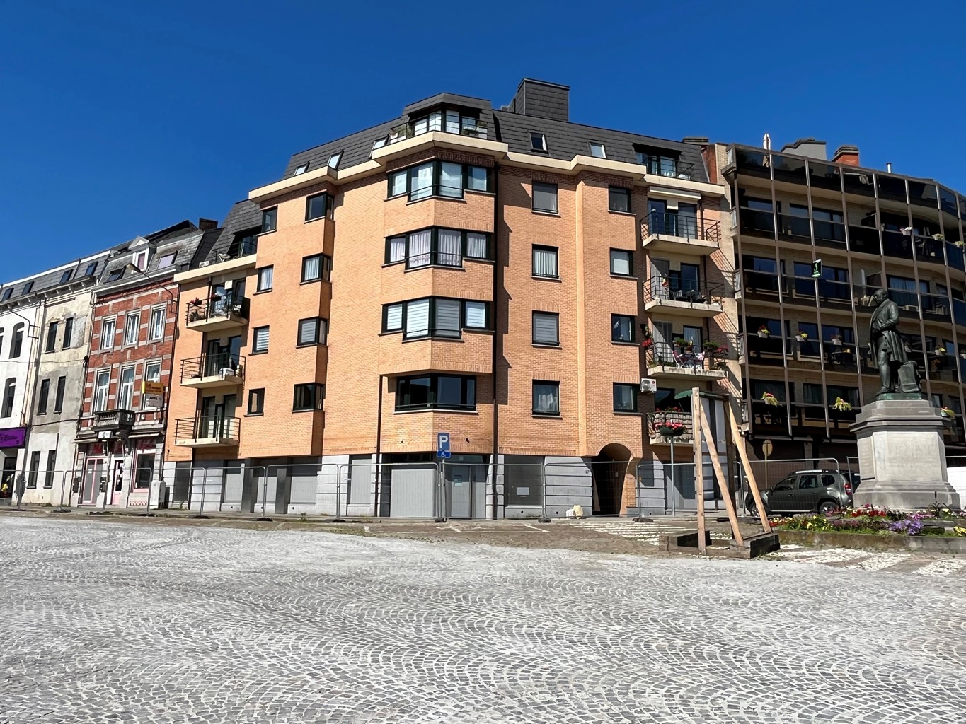 A VENDRE - BUREAUX / ESPACE COMMERCIAL - MORLANWELZ