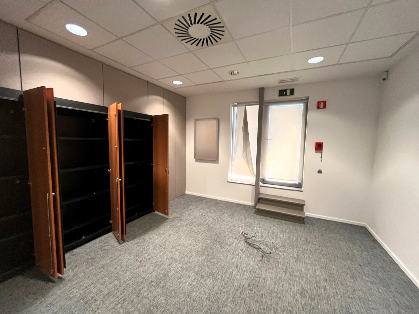 A VENDRE - BUREAUX / ESPACE COMMERCIAL - MORLANWELZ