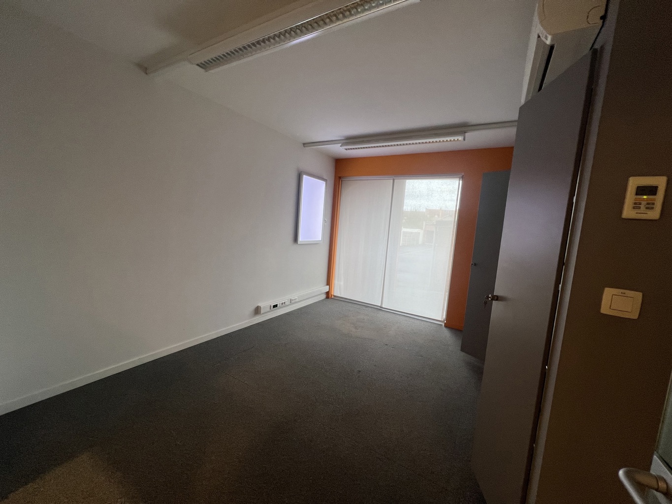 TE KOOP - KANTOREN / COMMERCIELE HANDELSRUIMTE - KORTEMARK