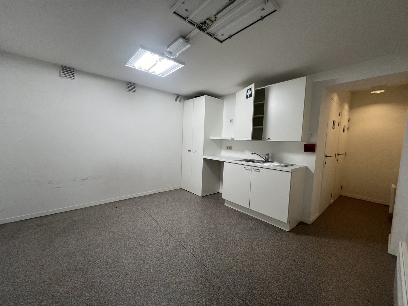 TE KOOP - KANTOREN / COMMERCIELE HANDELSRUIMTE - KORTEMARK