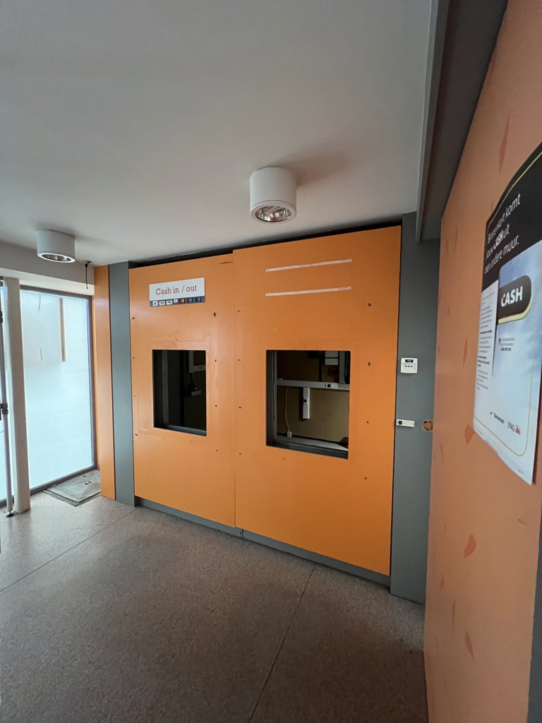 TE KOOP - KANTOREN / COMMERCIELE HANDELSRUIMTE - KORTEMARK