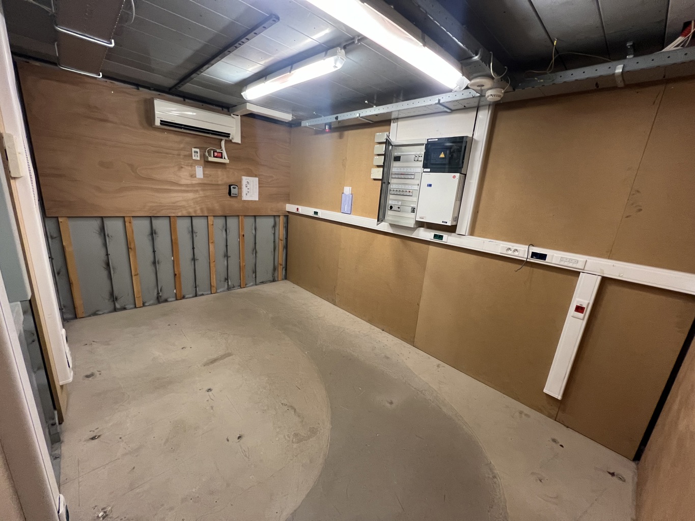 FOR SALE - COMMERCIAL SPACE - LENDELEDE