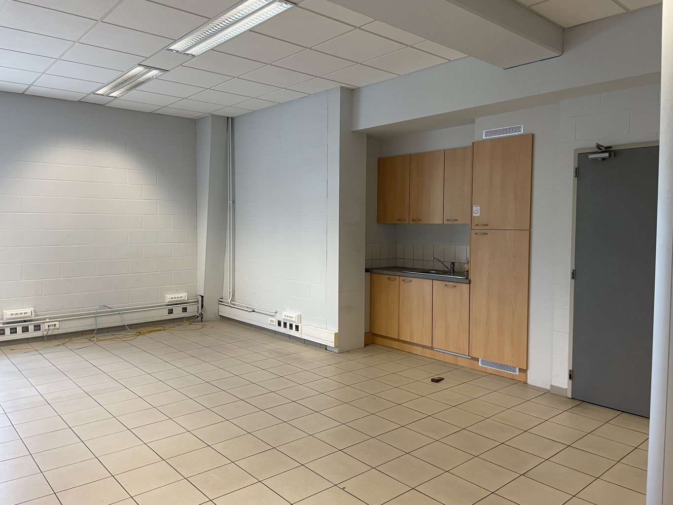 TE KOOP KANTOREN MET MAGAZIJN SINT-KATELIJNE-WAVER