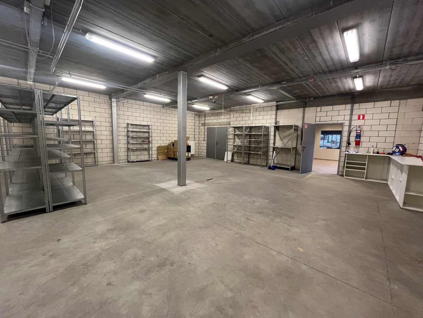 TE KOOP KANTOREN MET MAGAZIJN SINT-KATELIJNE-WAVER