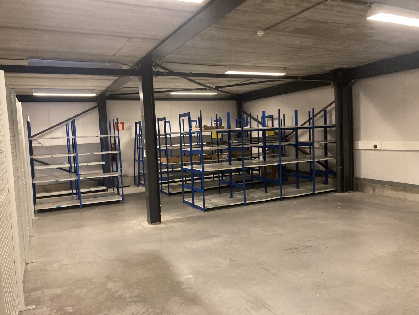 TE KOOP KANTOORGEBOUW MET MAGAZIJN AARTSELAAR