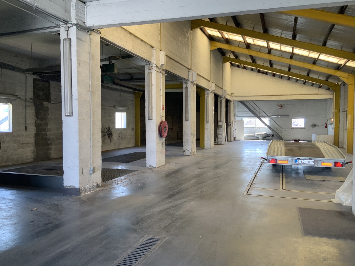 A VENDRE - MONT-ST-GUIBERT - ENTREPOT + APPARTEMENT