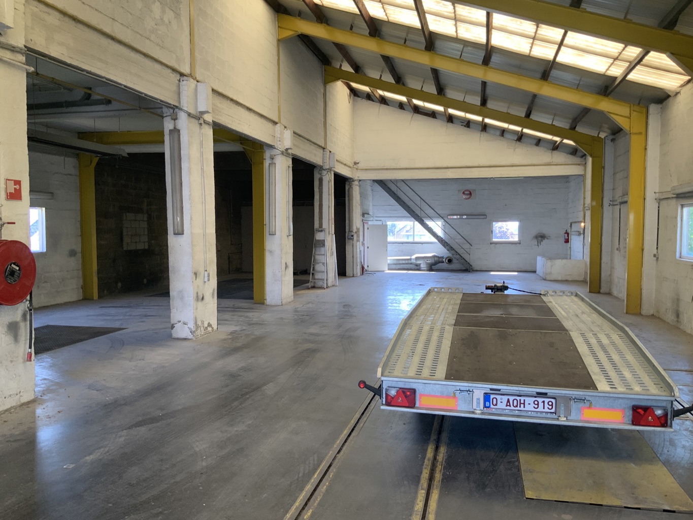 A VENDRE - MONT-ST-GUIBERT - ENTREPOT + APPARTEMENT