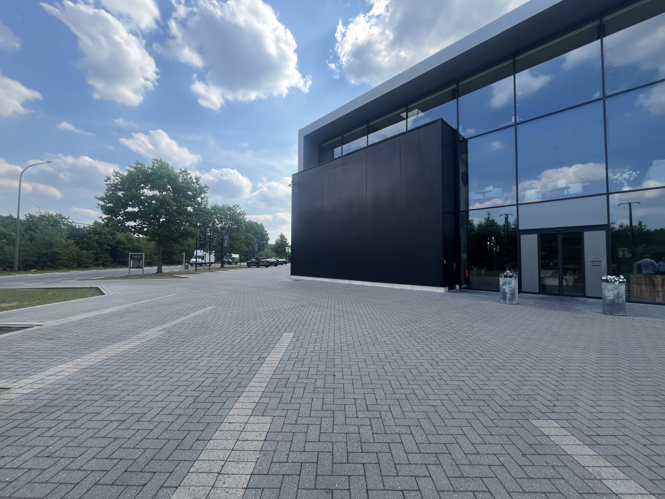 TE KOOP BEDRIJFSGEBOUW OVERPELT