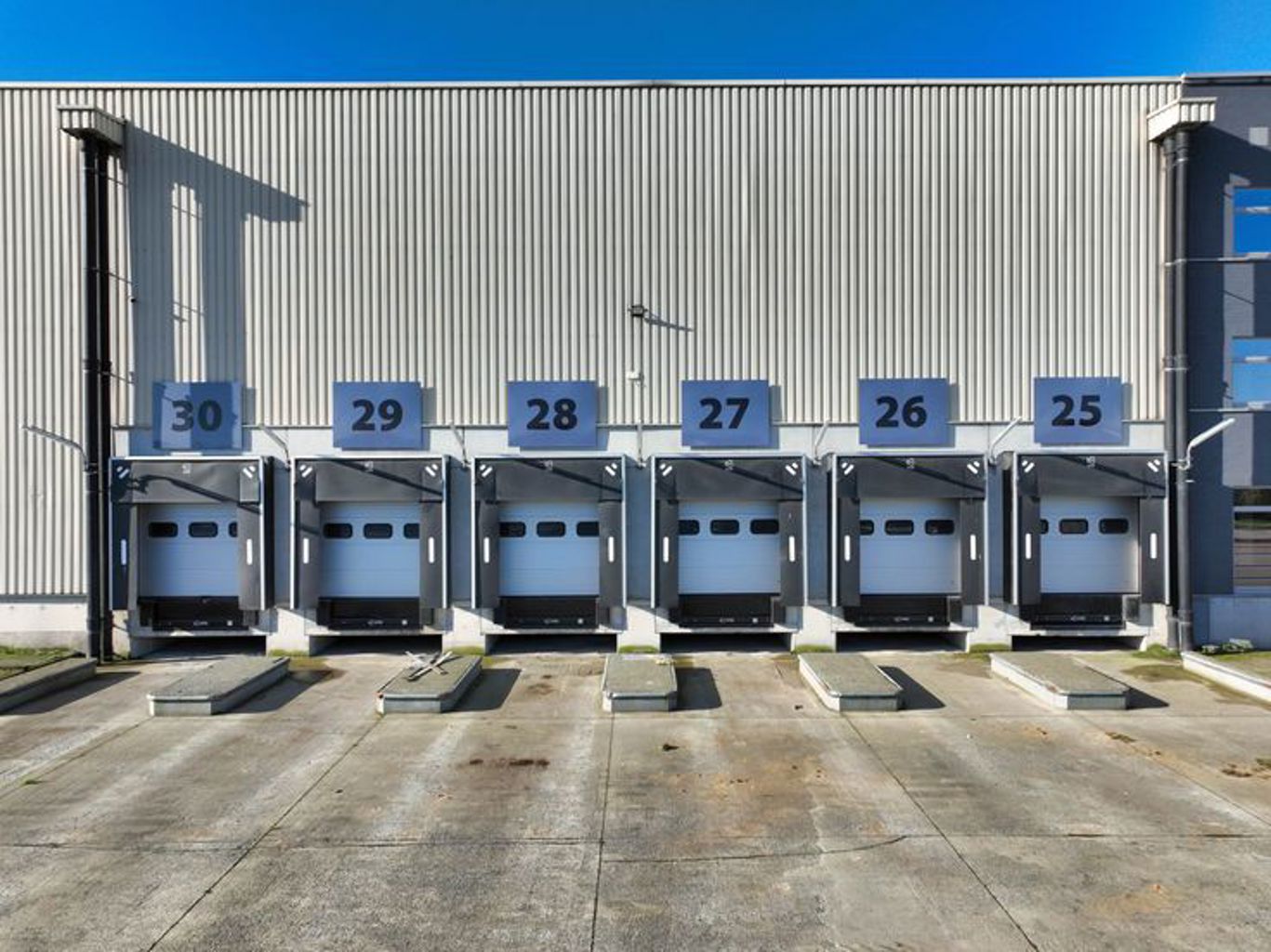 A LOUER - P.A.E Strépy-Bracquegnies - Entrepôts logistiques