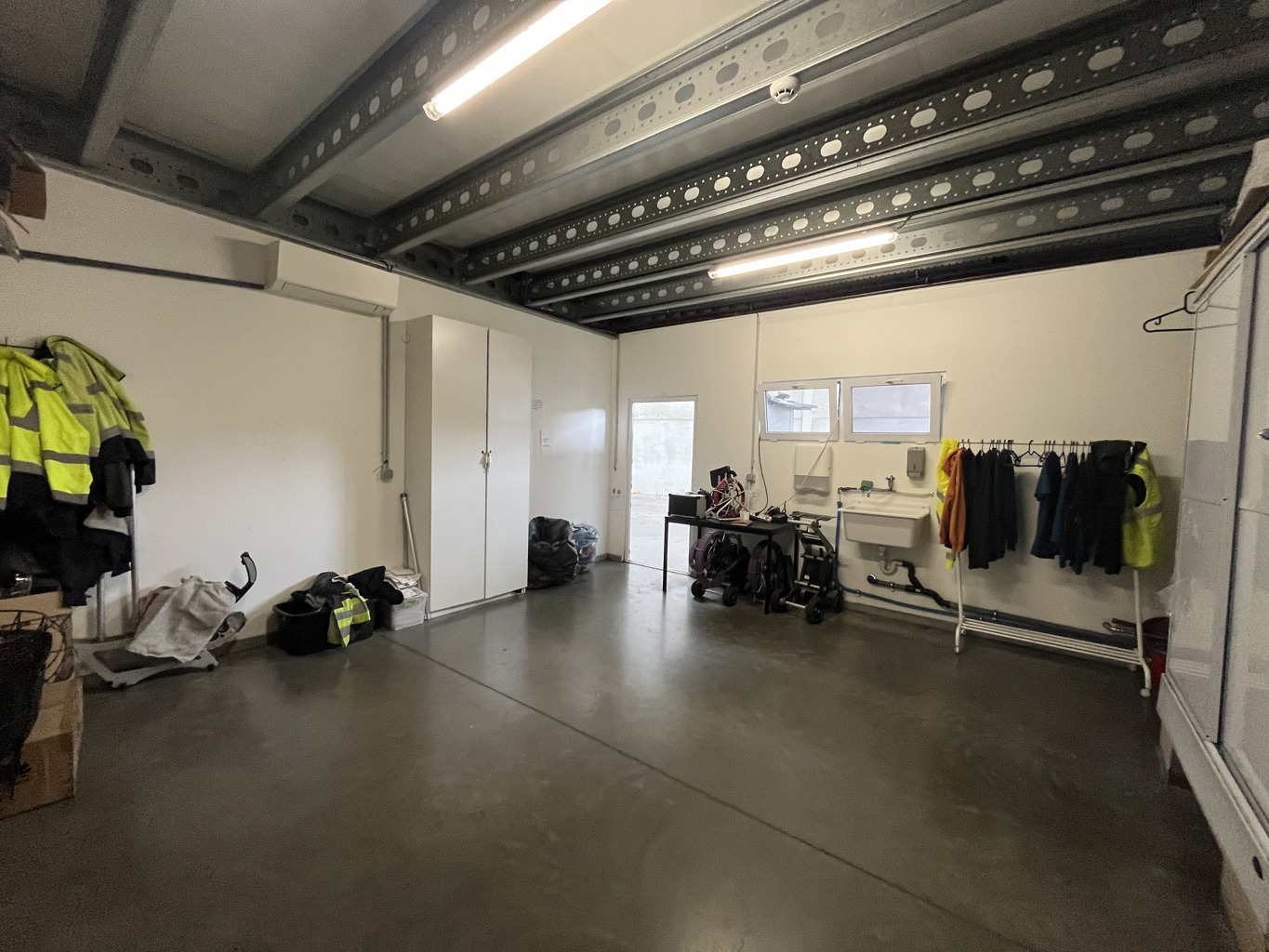 À LOUER UNITÉ PME + BUREAU LIER