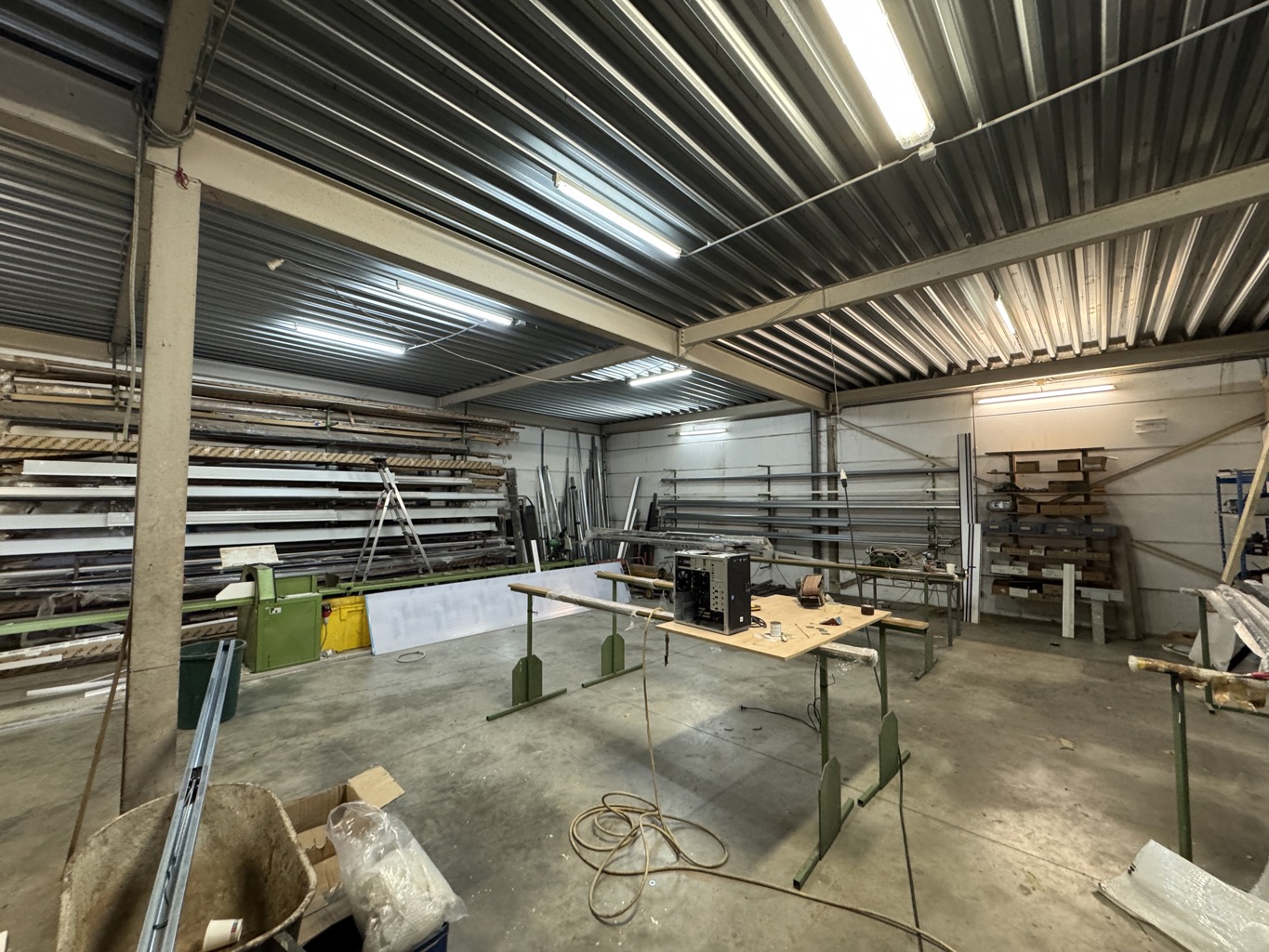 FOR SALE - Villers-le-Bouillet - Semi-industrial hall 