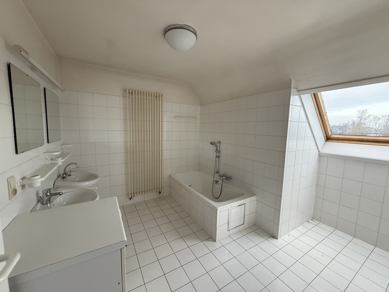 TE KOOP - KANTOOR GEBOUW + APPARTEMENT - MEULEBEKE