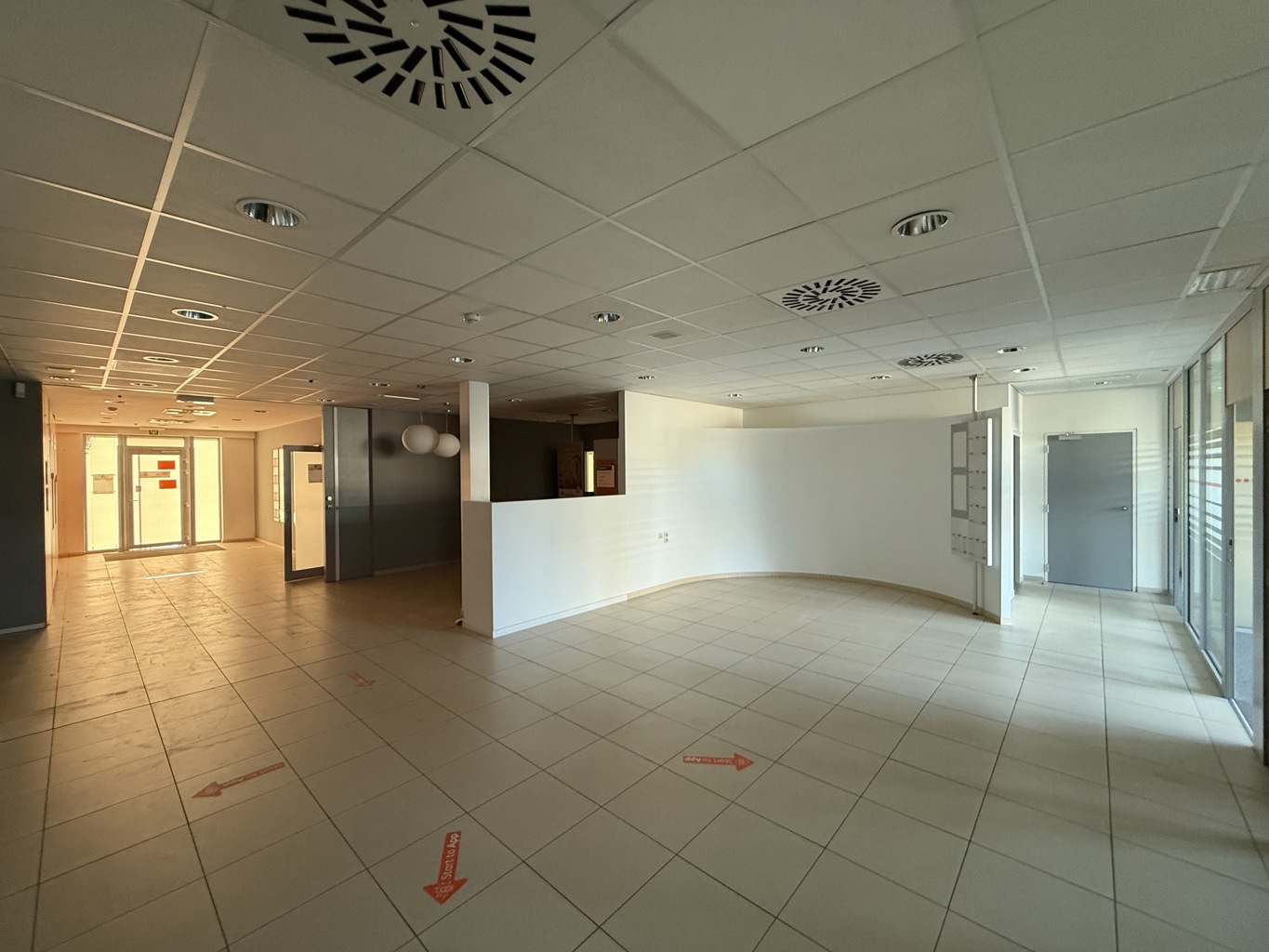 TE KOOP - KANTOOR GEBOUW + APPARTEMENT - MEULEBEKE