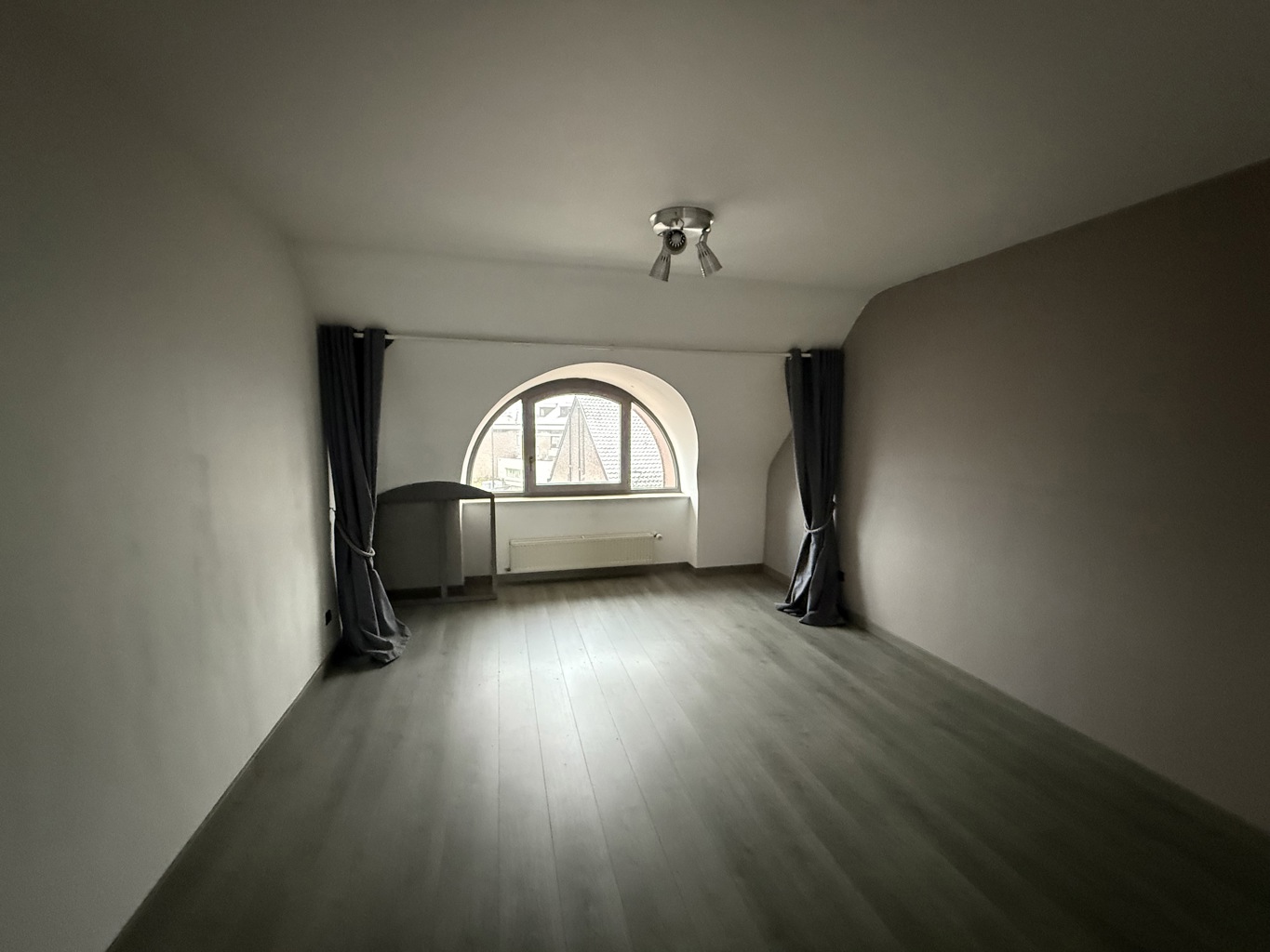 TE KOOP - KANTOOR GEBOUW + APPARTEMENT - MEULEBEKE