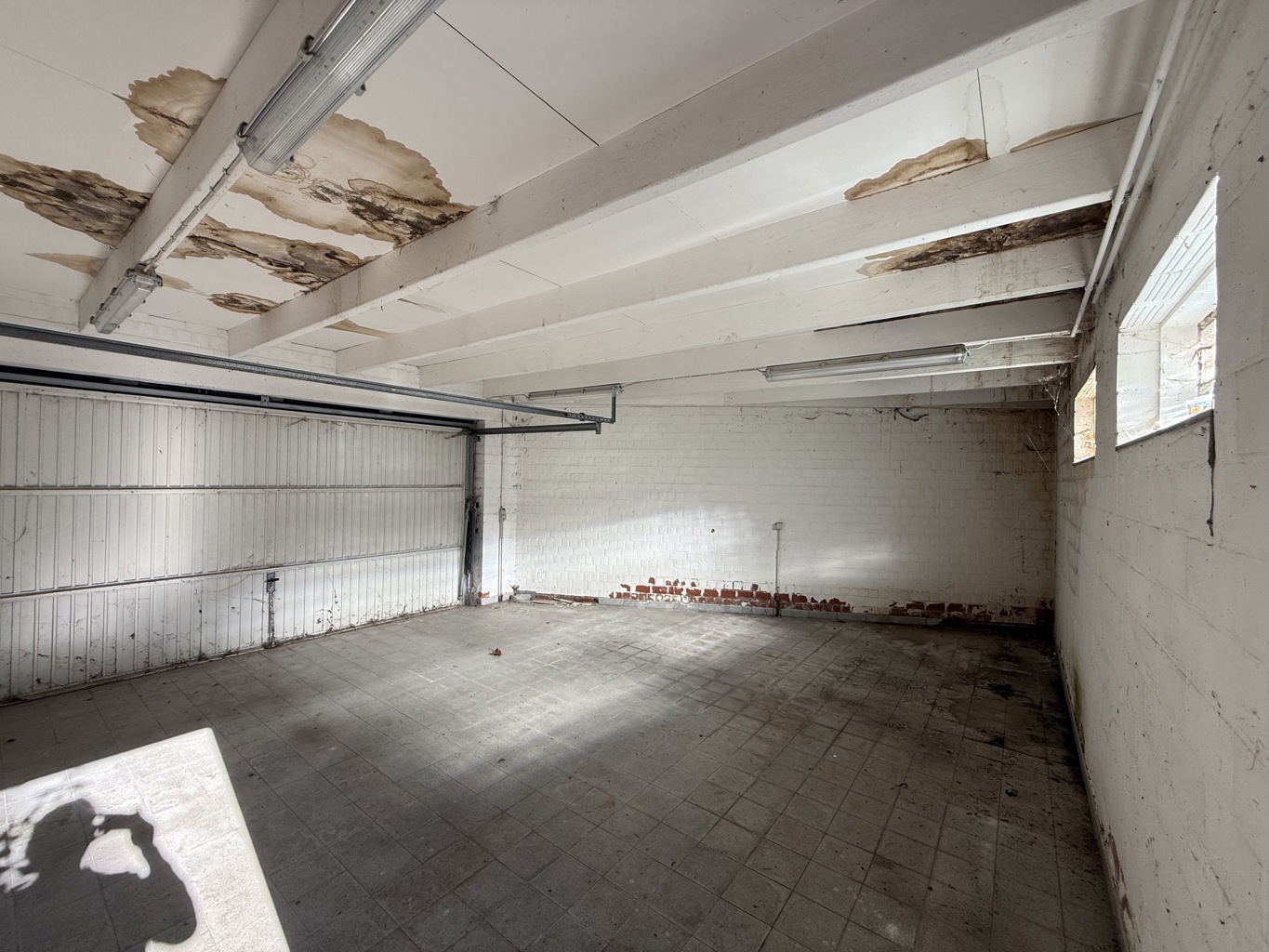 TE KOOP - KANTOOR GEBOUW + APPARTEMENT - MEULEBEKE