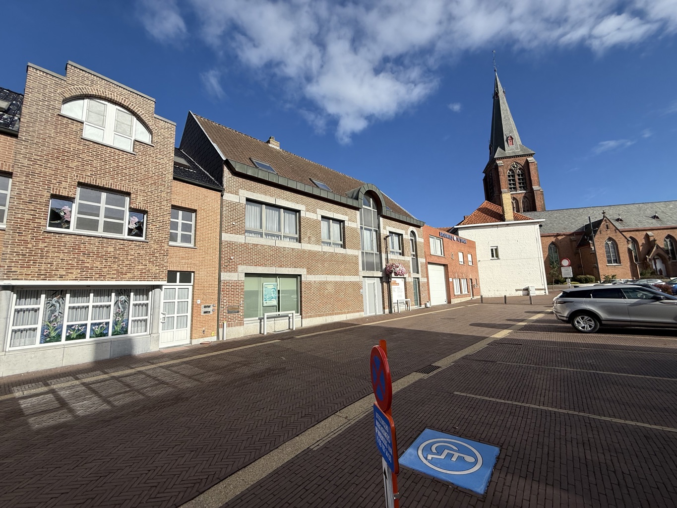 TE KOOP - KANTOOR GEBOUW + APPARTEMENT - MEULEBEKE