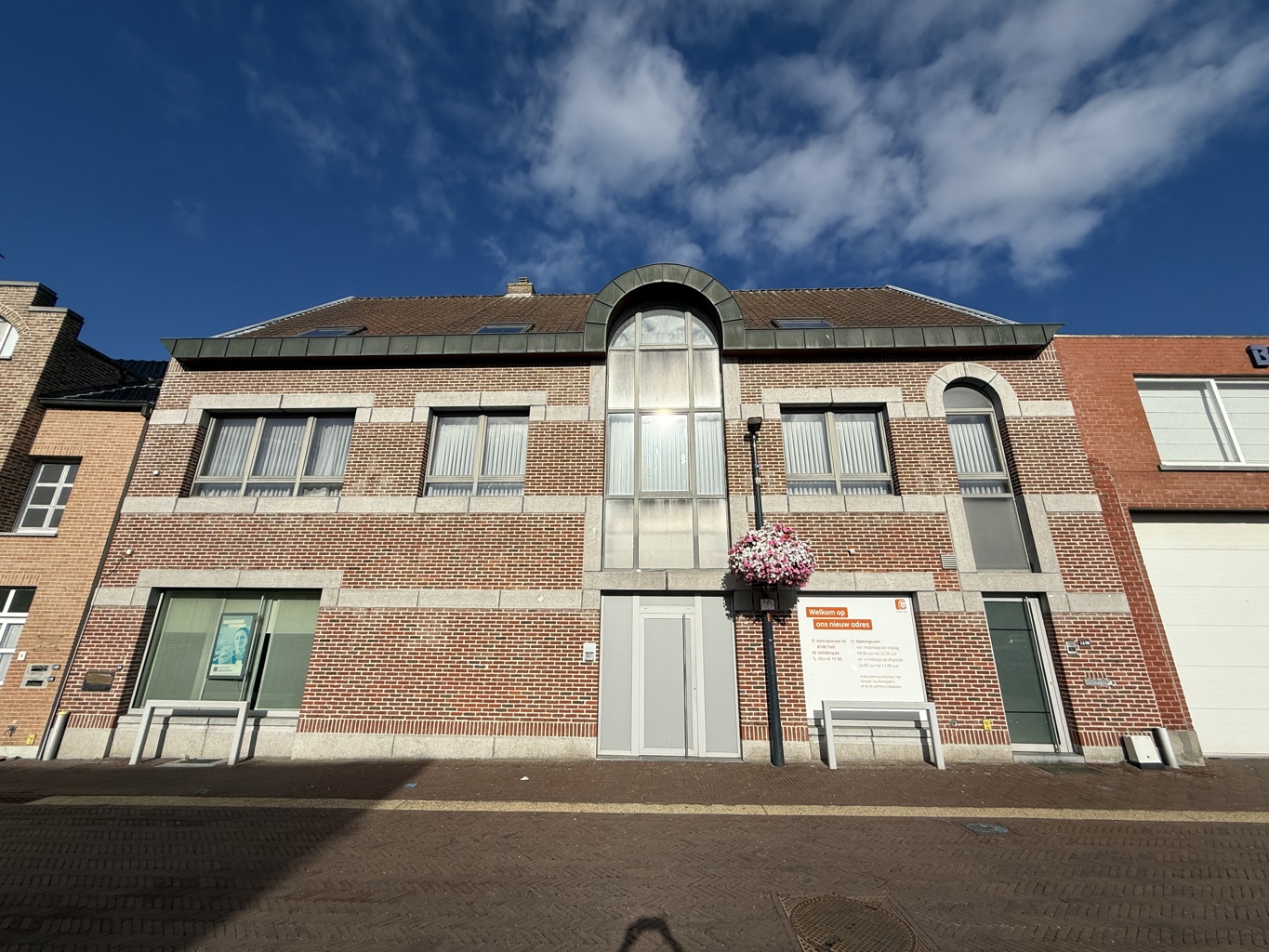 TE KOOP - KANTOOR GEBOUW + APPARTEMENT - MEULEBEKE