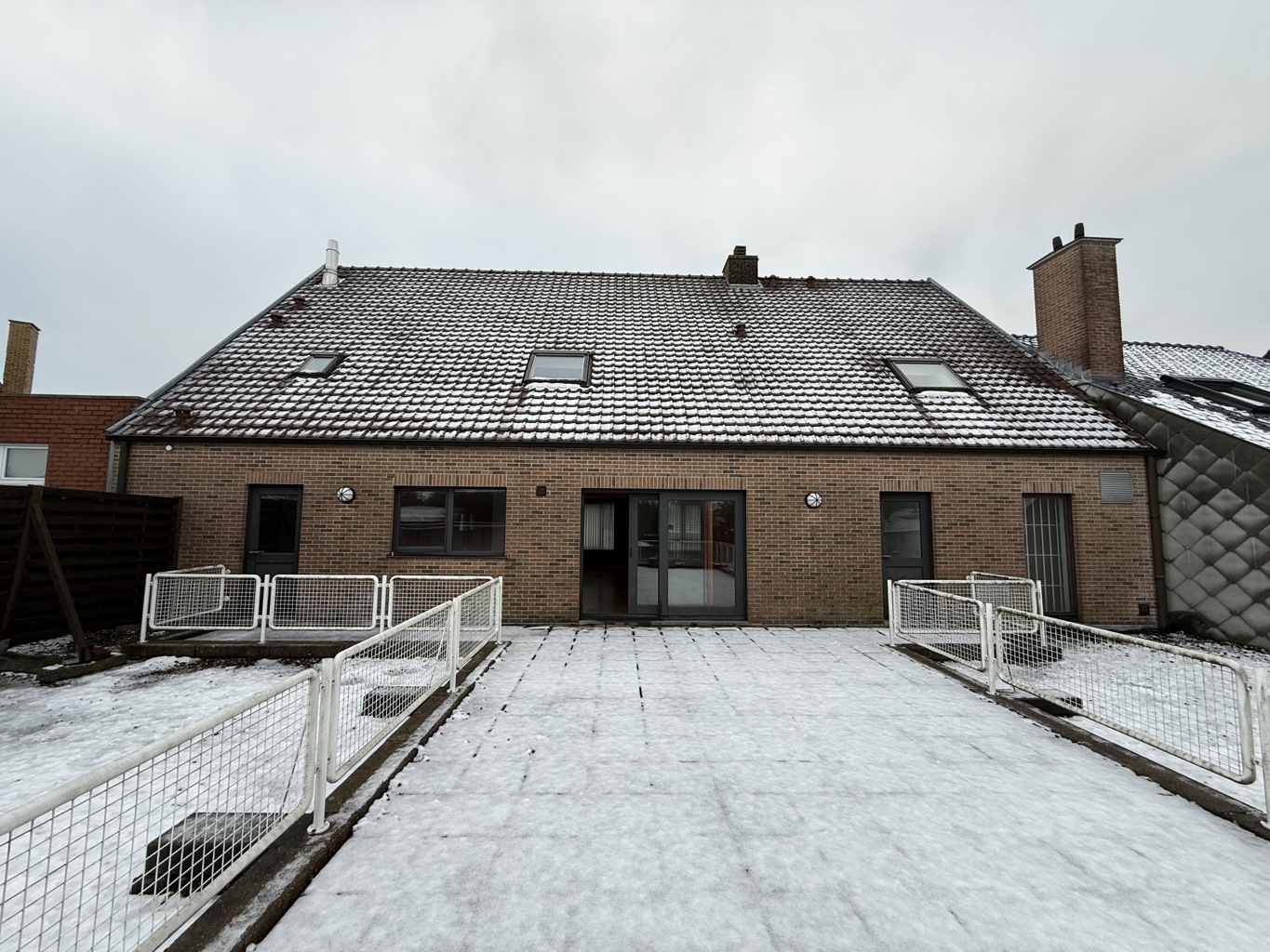 TE KOOP - KANTOOR GEBOUW + APPARTEMENT - MEULEBEKE