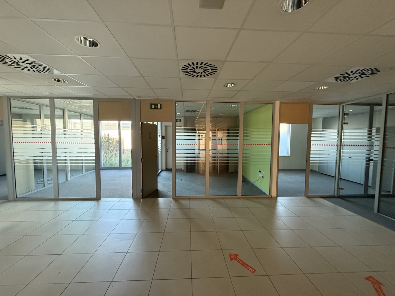 TE KOOP - KANTOOR GEBOUW + APPARTEMENT - MEULEBEKE