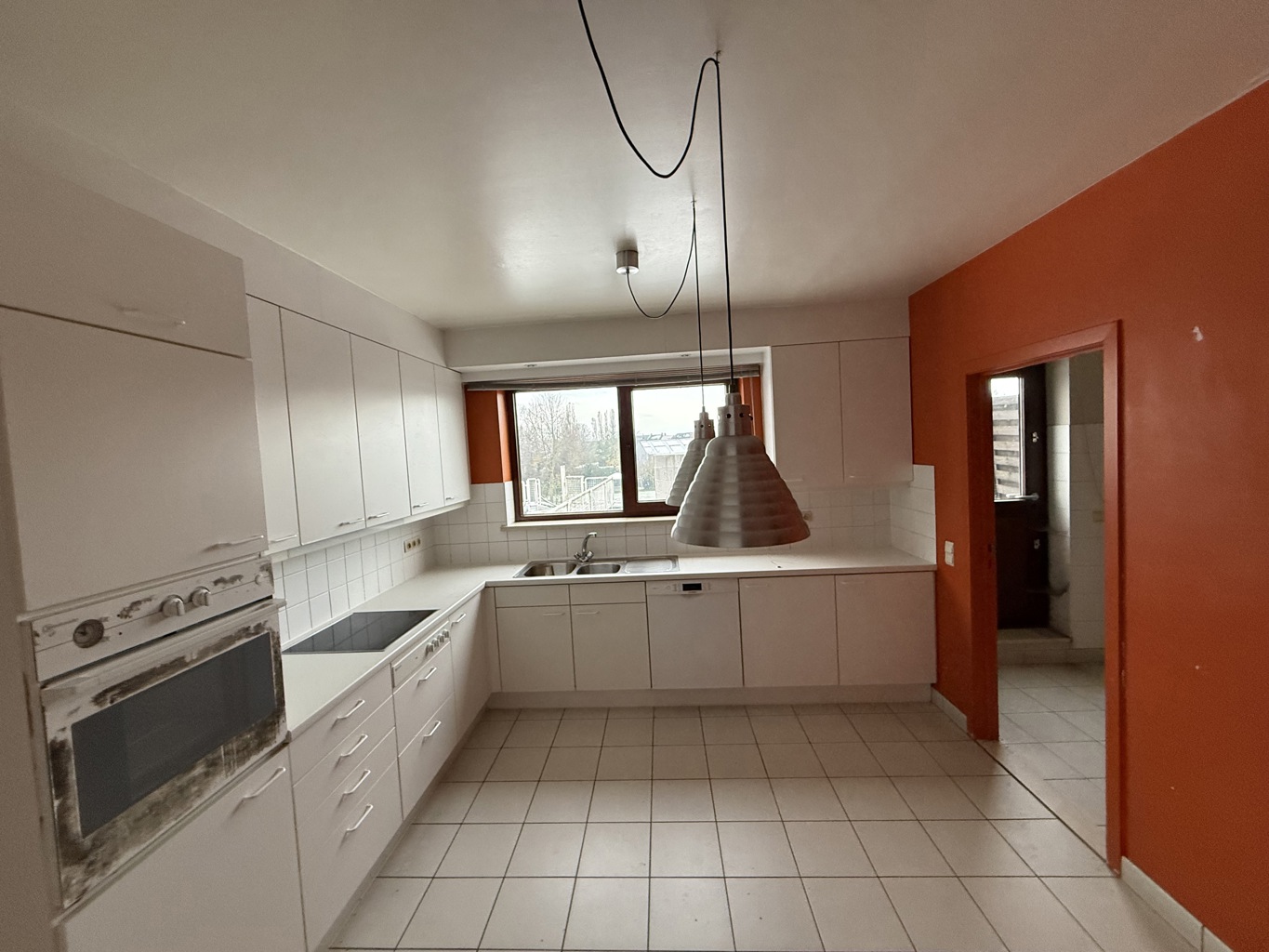 TE KOOP - KANTOOR GEBOUW + APPARTEMENT - MEULEBEKE