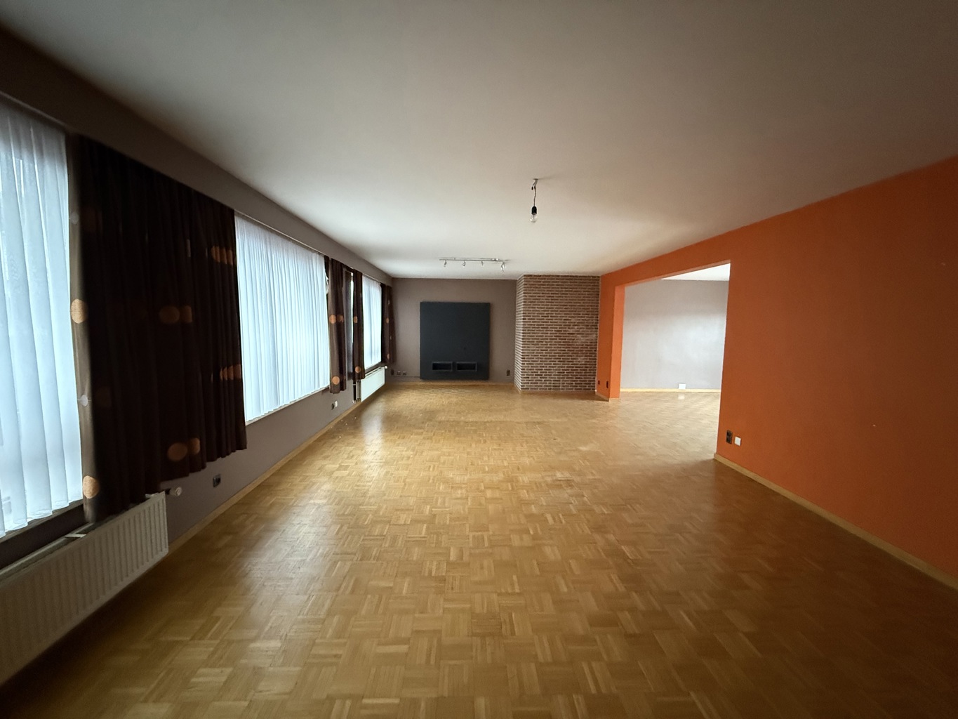TE KOOP - KANTOOR GEBOUW + APPARTEMENT - MEULEBEKE
