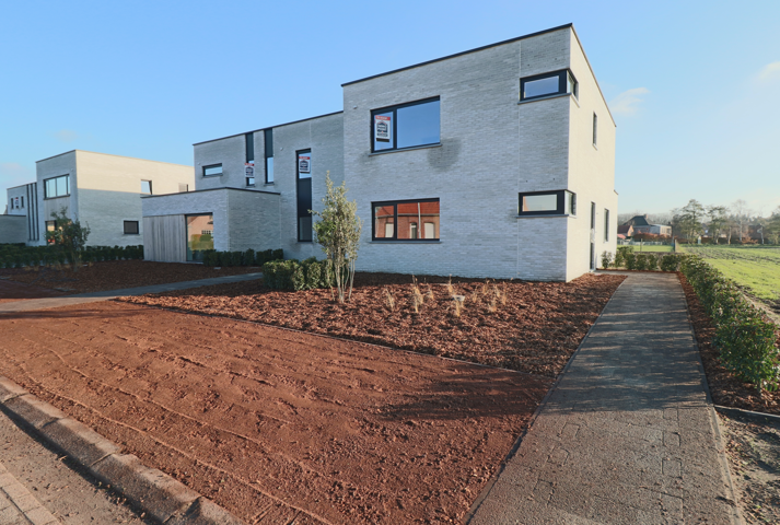 Halfopen woning met 3 slaapkamers en fietsenberging/carport op perceel van ca 540m²