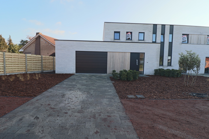 Halfopen woning met 3 slaapkamers en inpandige garage.