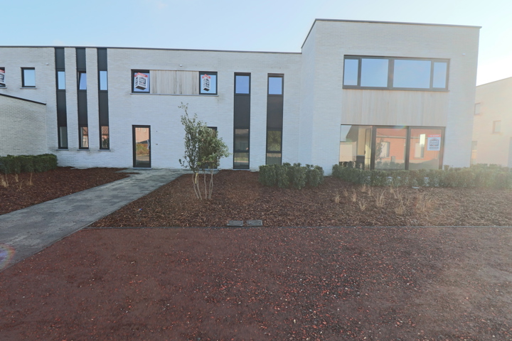 Woning met 4 slaapkamers en fietsenberging/carport op perceel van ca 327m²
