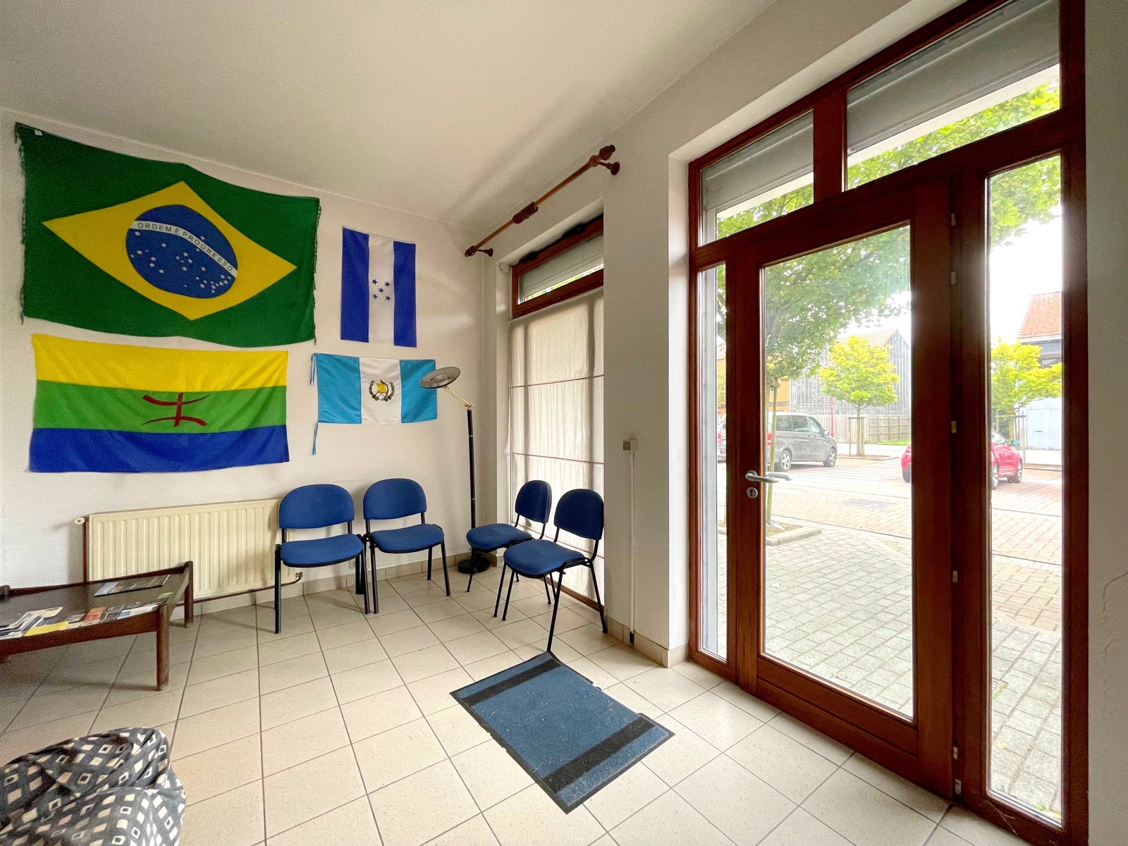 Bureaux sur la Place d`Estaimpuis