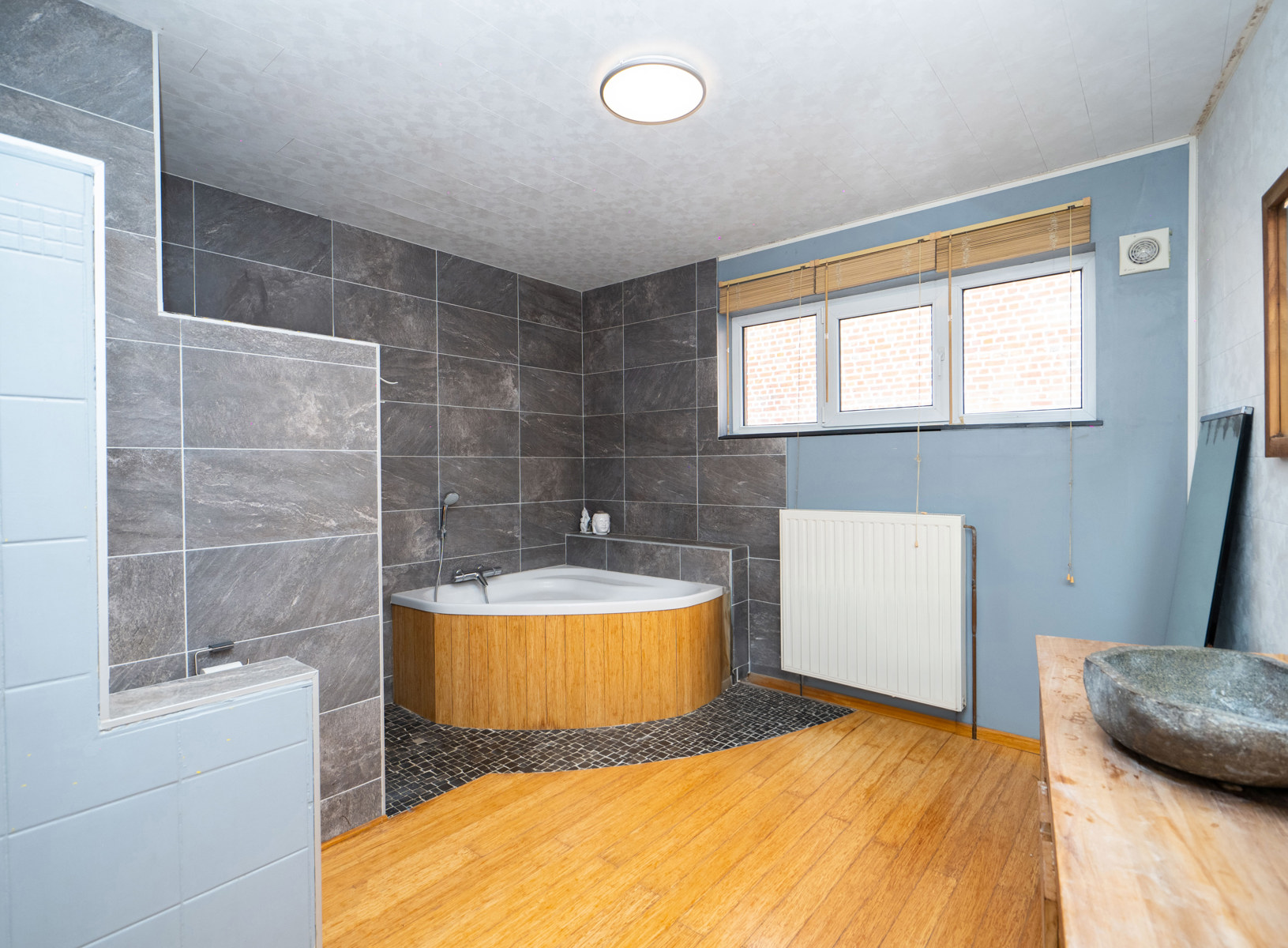 Maison rénovée, 4 chambres, aux allures de loft avec jardin