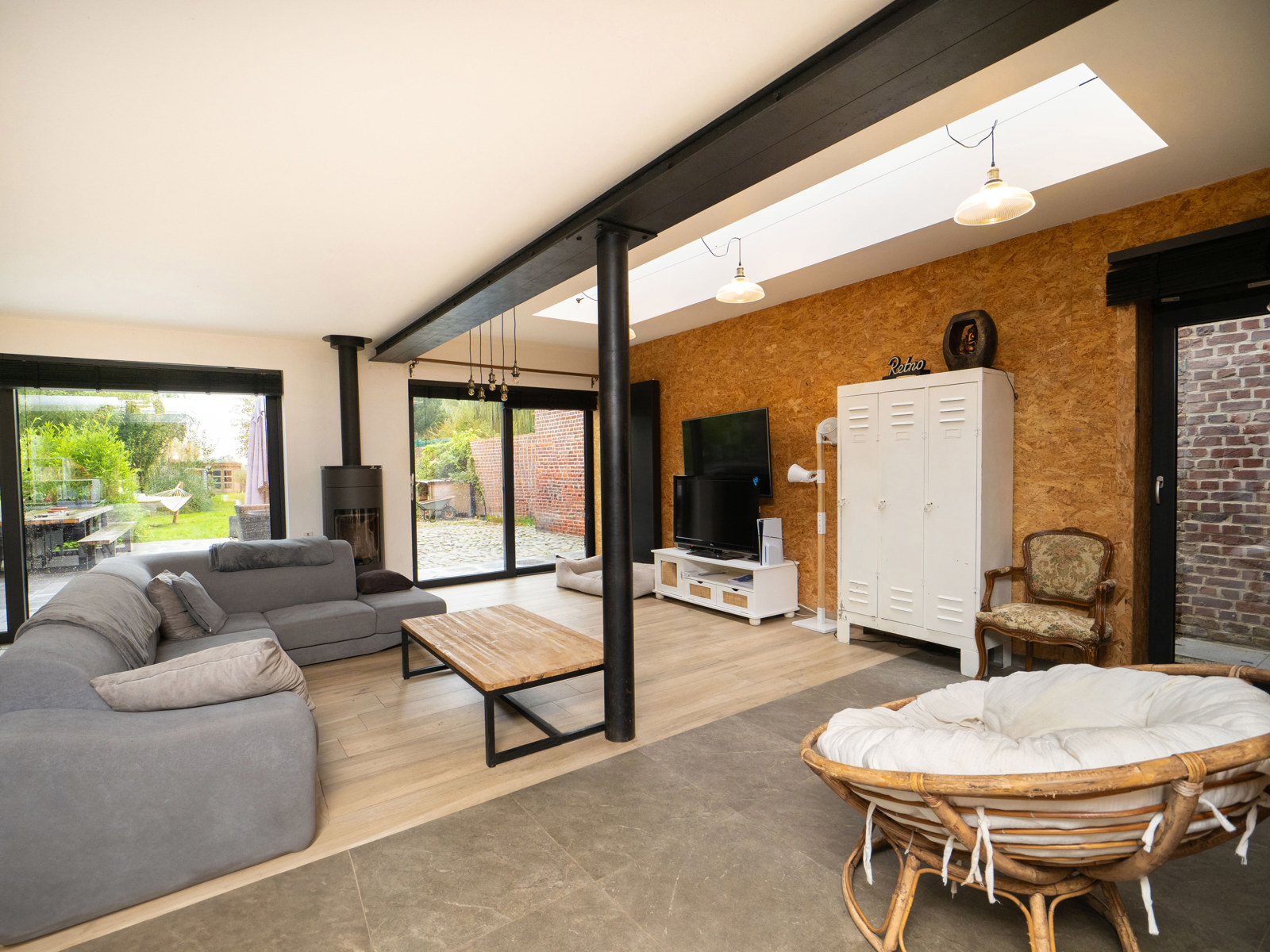Maison rénovée, 4 chambres, aux allures de loft avec jardin