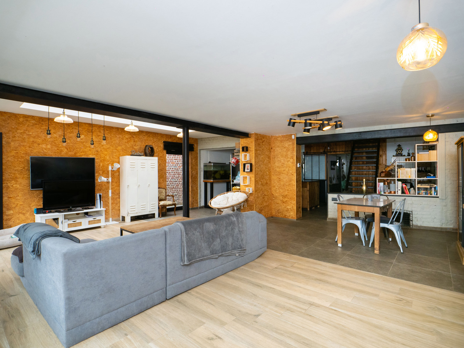 Maison rénovée, 4 chambres, aux allures de loft avec jardin