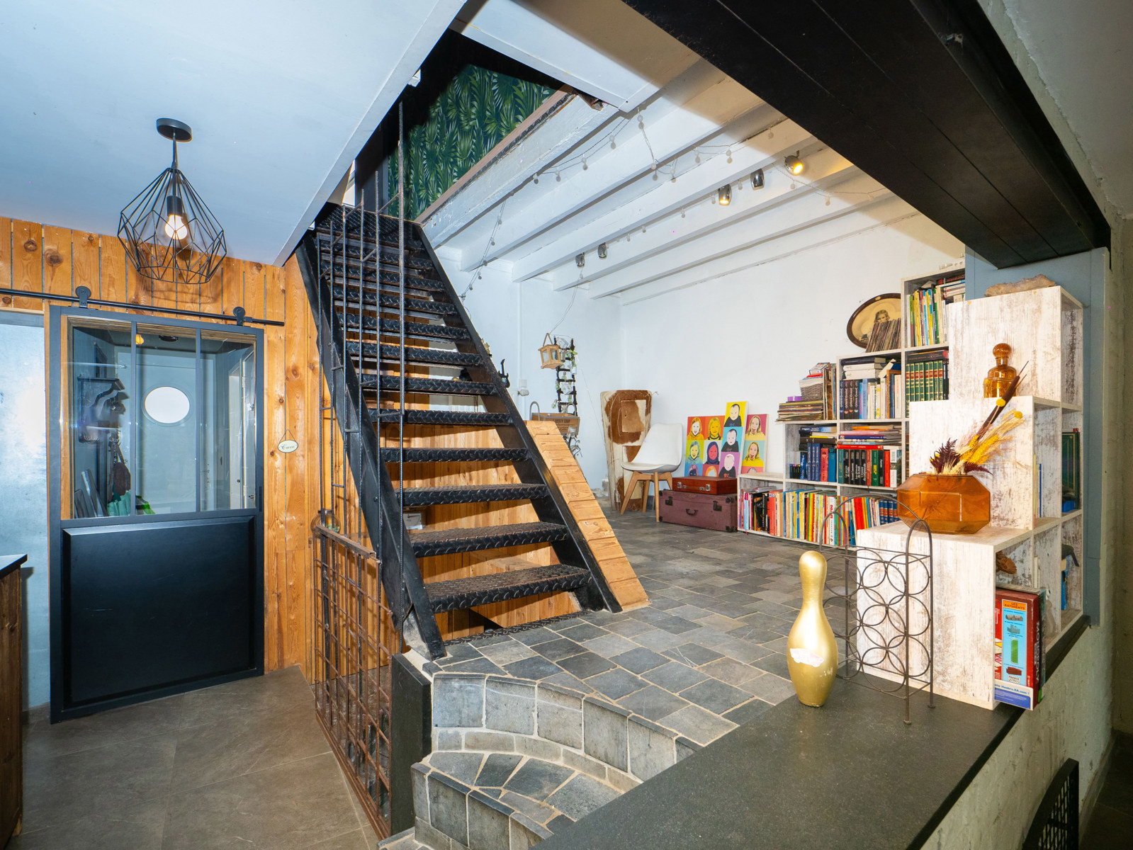 Maison rénovée, 4 chambres, aux allures de loft avec jardin