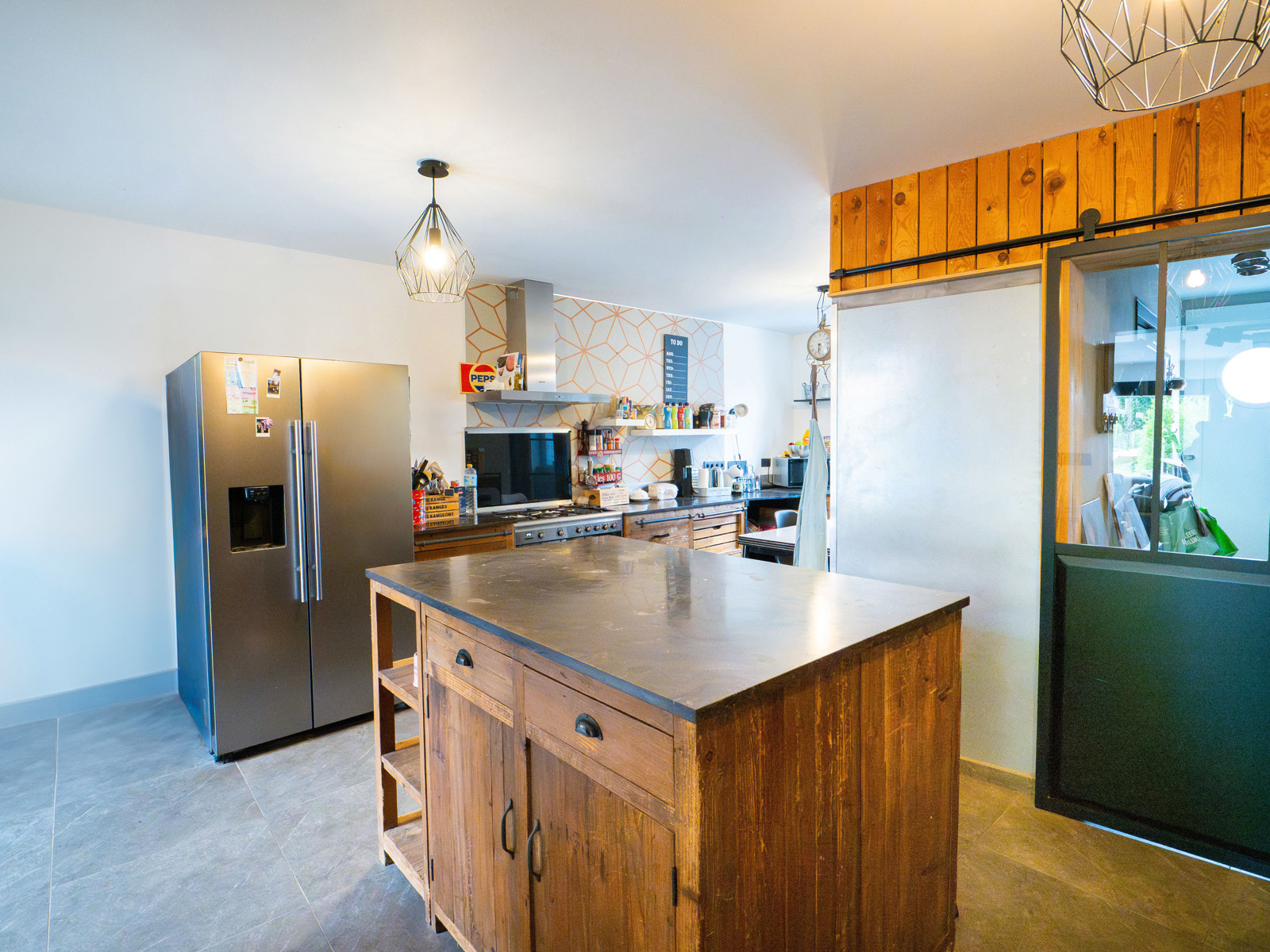 Maison rénovée, 4 chambres, aux allures de loft avec jardin