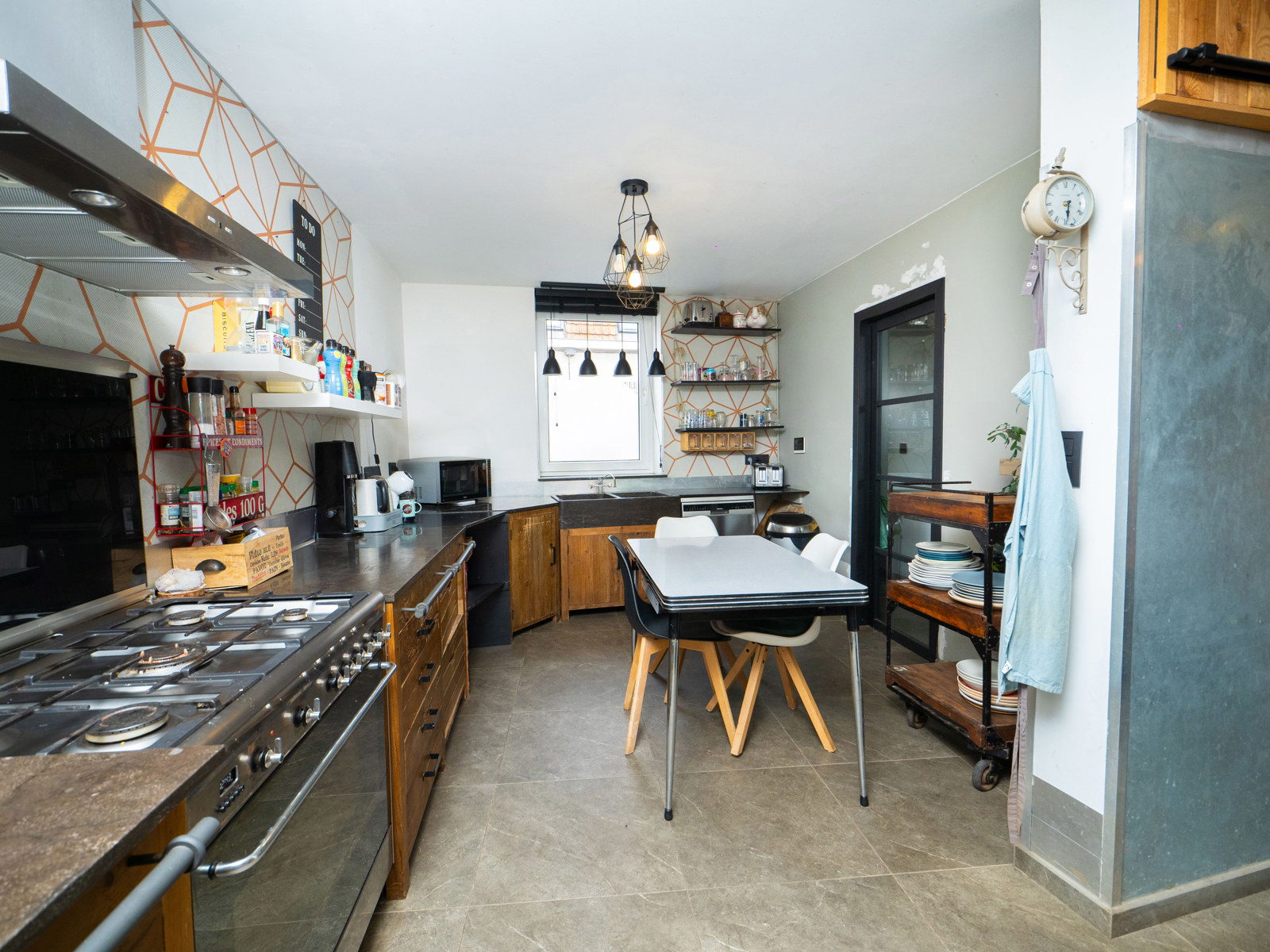 Maison rénovée, 4 chambres, aux allures de loft avec jardin
